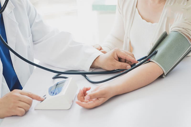 Thực hiện đo chỉ số huyết áp tại phòng khám để xác định bệnh lý tăng huyết áp
