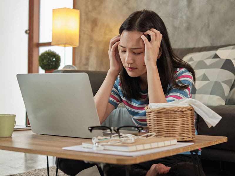 Có nhiều yếu tố tác động khiến phụ nữ hay bị đau đầu hơn nam giới