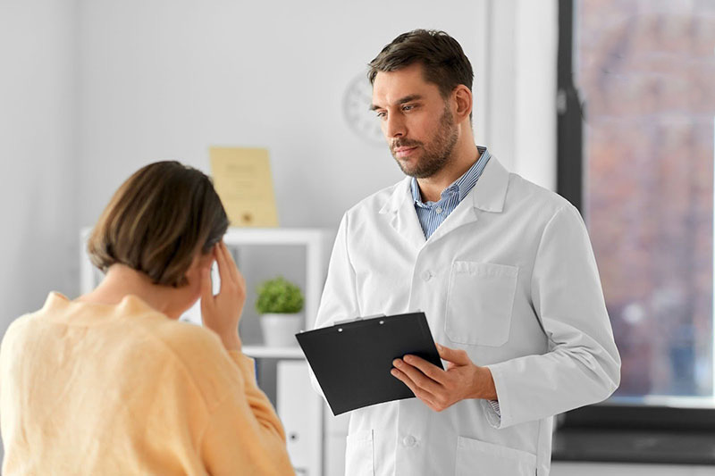 Ngủ dậy bị đau đầu kéo dài bạn cần gặp bác sĩ để thăm khám ngay