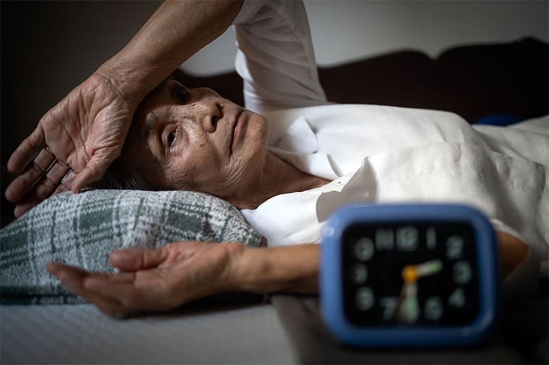 càng cao tuổi càng dễ bị đau đầu mất ngủ