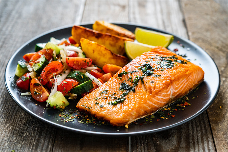 Cá hồi vốn giàu acid béo Omega-3 giúp dễ ngủ hơn