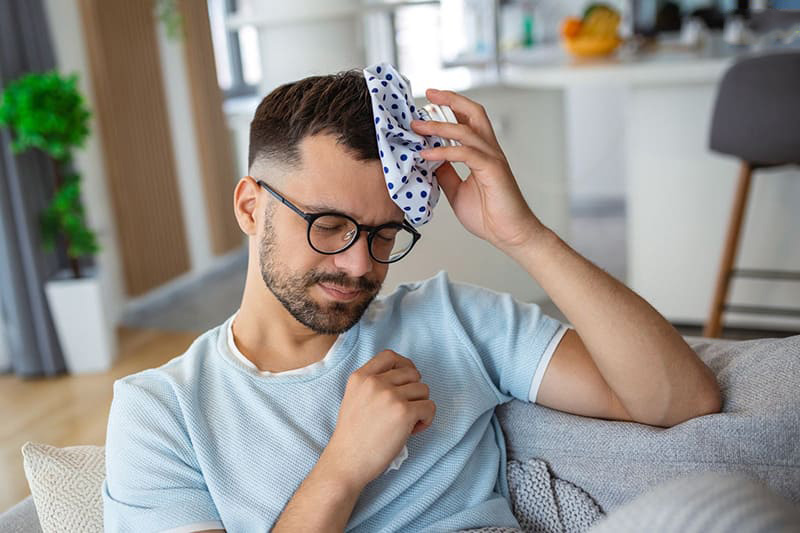 Mất ngủ thường xuyên có thể dẫn đến đau đầu và các bệnh lý thần kinh khác.