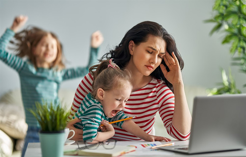 Căng thẳng quá mức có thể gây đau đầu, buồn nôn