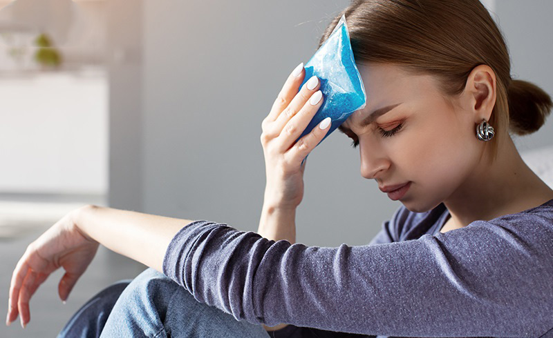 Chườm lạnh là một trong những biện pháp cải thiện tình trạng đau nửa đầu đơn giản, hiệu quả