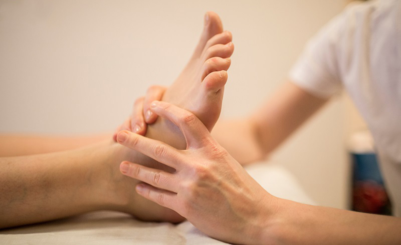 Day bấm huyệt tâm giao đúng cách giúp hỗ trợ cải thiện giấc ngủ hiệu quả