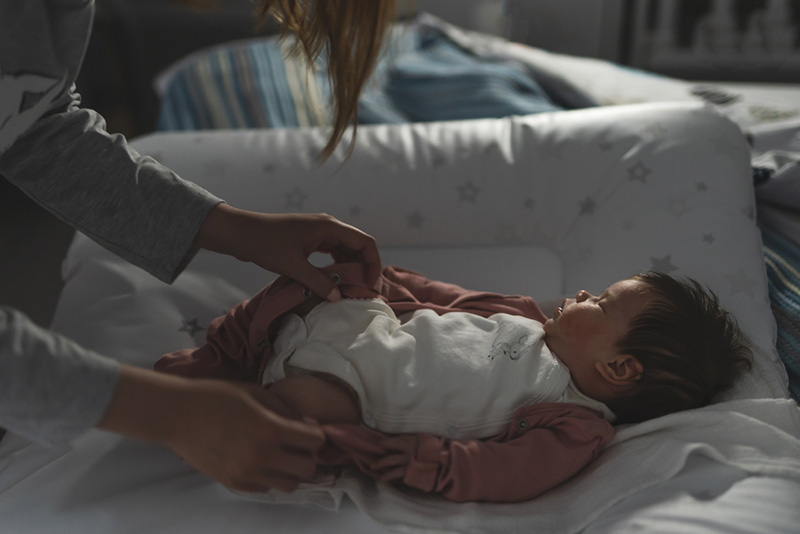 Phụ nữ sau sinh có thể bị mất ngủ do thức dậy nhiều lần trong đêm để chăm sóc con nhỏ