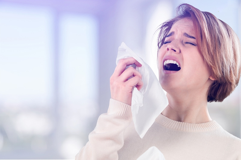 Viêm xoang do dị ứng thường có dấu hiệu hắt xì và nghẹt mũi