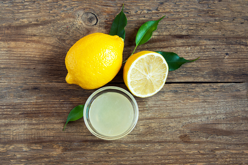 Nước chanh ấm có tác dụng giải độc, góp phần xoa dịu cơn đau đầu do rối loạn tiêu hóa