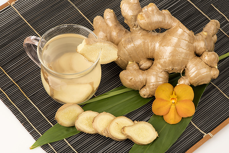 Uống nước trà gừng có thể giảm triệu chứng buồn nôn khi đau đầu