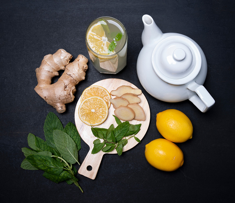 Uống trà gừng ấm có thể giúp cơn đau đầu được xoa dịu