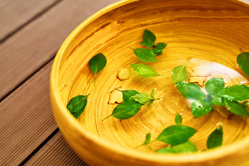 Ngâm chân trong nước gừng trong khoảng 20-25 phút