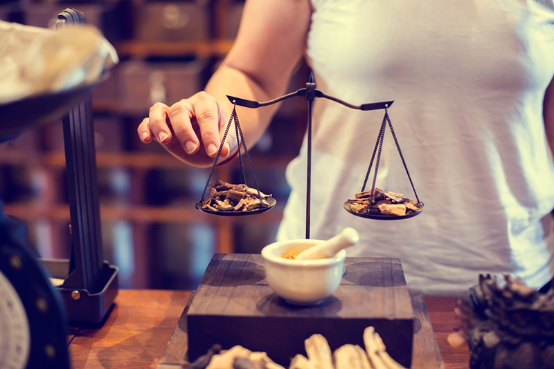 Sử dụng thuốc nam chữa đau đầu đúng liều lượng quy định của bác sĩ Đông Y