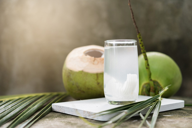 Ly nước dừa thanh mát giúp bạn nhanh chìm vào giấc ngủ