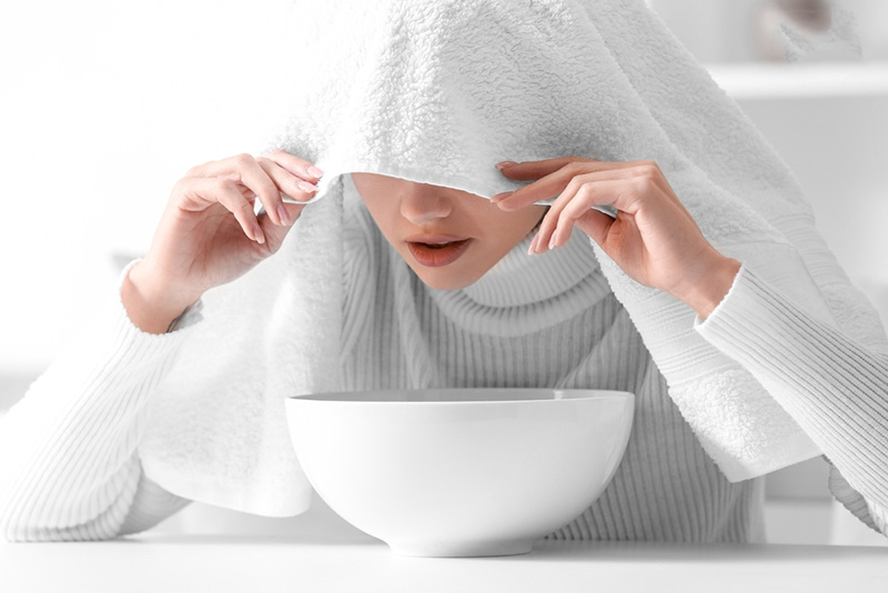 Xông nước tỏi với các loại thảo dược tự nhiên có thể giúp làm dịu cơn đau đầu
