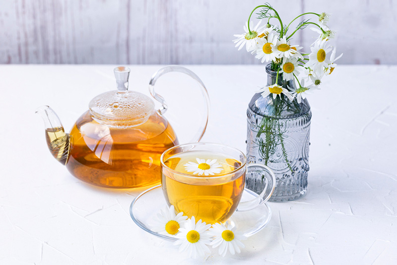 Hương vị dịu nhẹ và thanh mát từ trà hoa cúc sẽ giúp cải thiện mất ngủ ở trẻ nhỏ