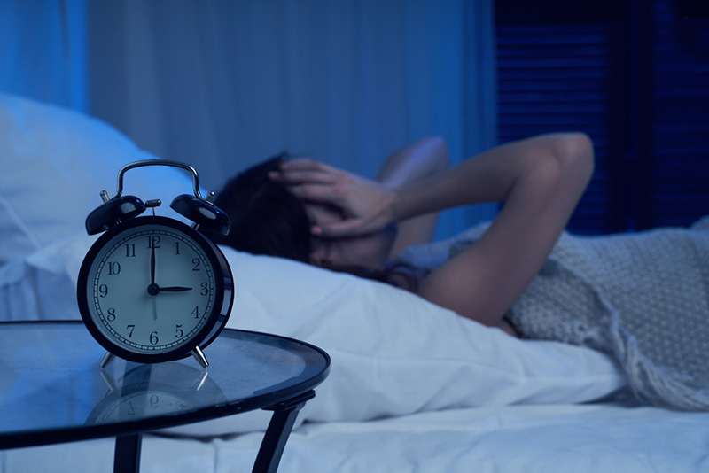 Trằn trọc, nhắm mắt nhưng không ngủ được là biểu hiện điển hình của chứng mất ngủ