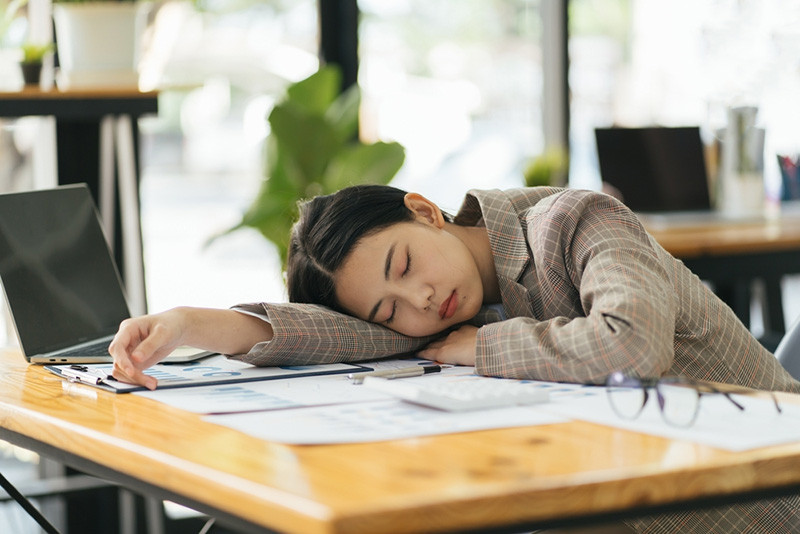 Ngủ gà ngủ gật vào ban ngày là biểu hiện thường gặp của người bị mất ngủ