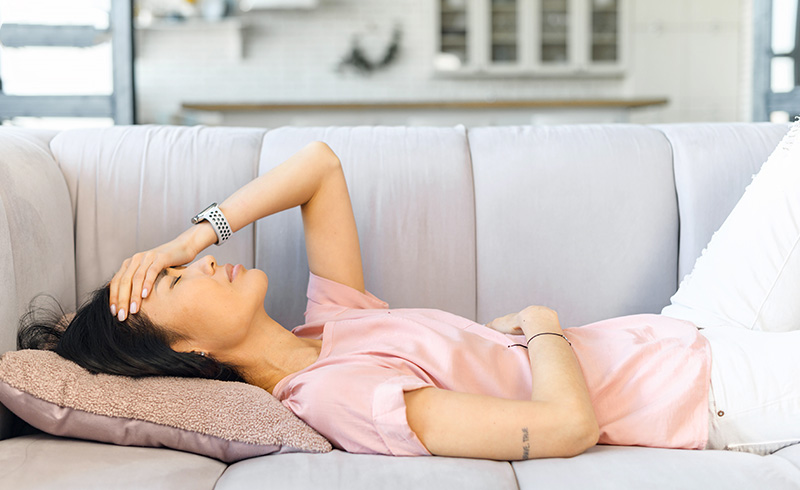 Nhiều chị em hành kinh bị đau đầu nghiêm trọng khiến cơ thể mệt mỏi, suy nhược