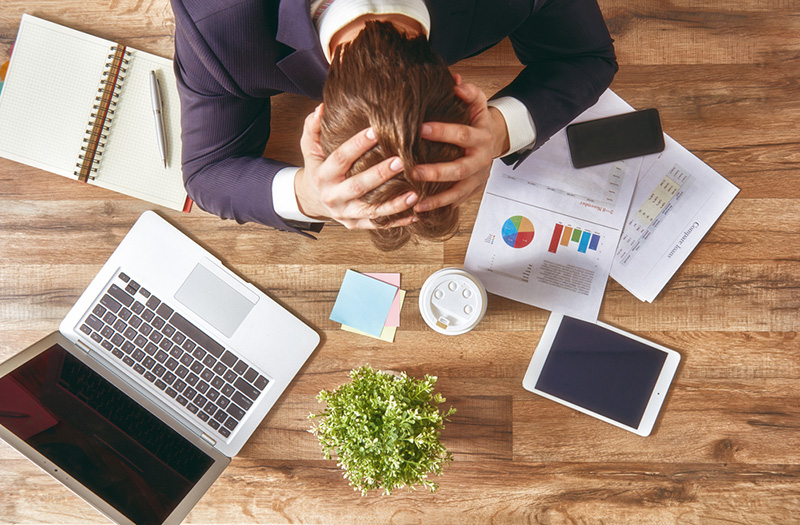 Căng thẳng công việc là tác nhân khởi phát cơn đau đầu bên phải