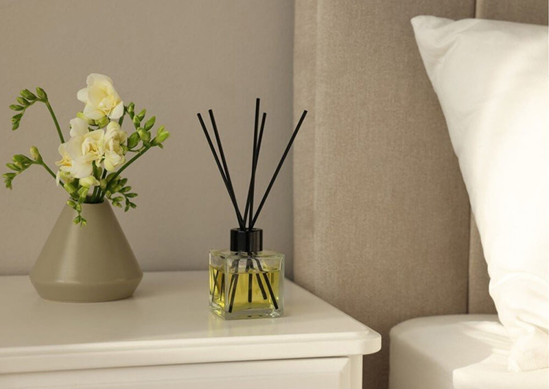 Tinh dầu có mùi dịu nhẹ như hoa oải hương, hoa nhài, gỗ đàn hương,... giúp hỗ trợ cải thiện giấc ngủ