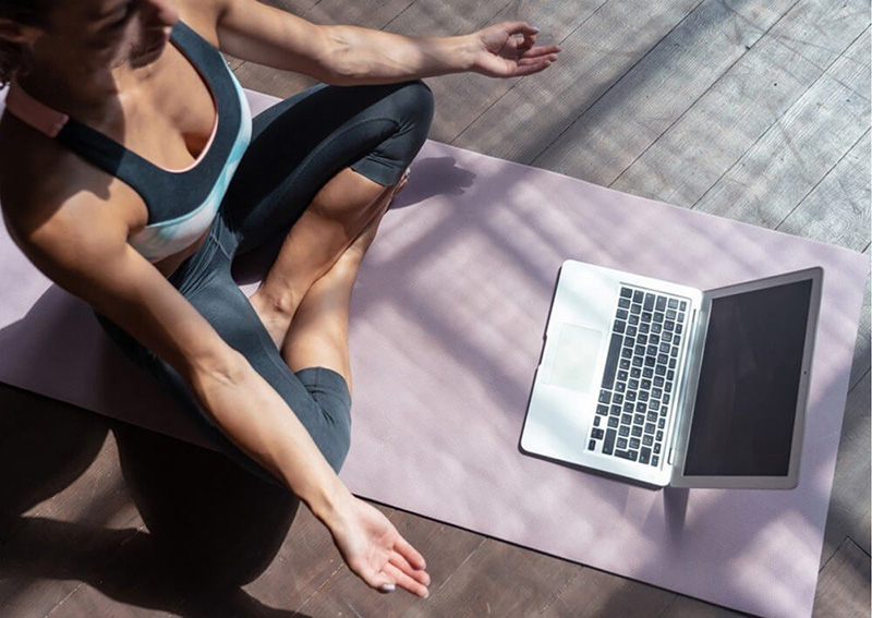 Bạn nên lựa chọn các bài tập có cường độ nhẹ như yoga, kéo dãn, đạp xe,...