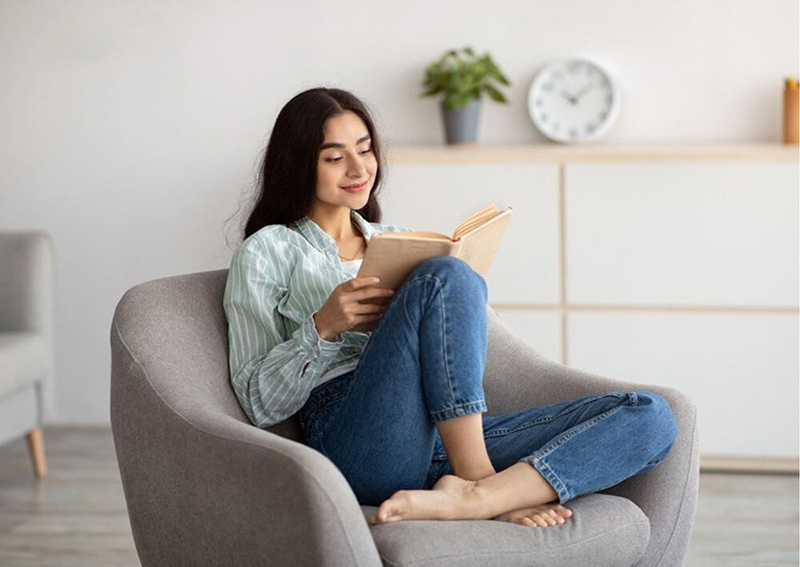 Bạn không nên đọc sách trên giường mà hãy chọn vị trí thông thoáng, đủ ánh sáng để đọc sách