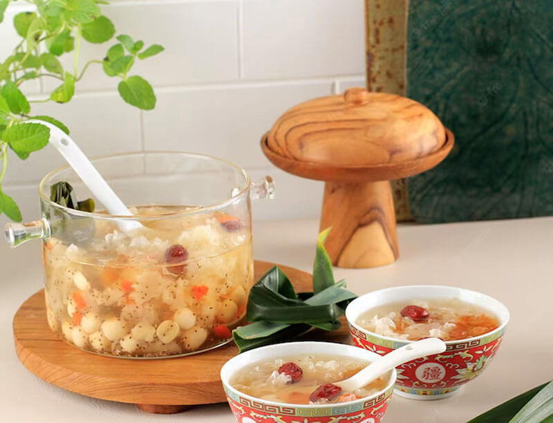 Chè hạt sen là món ăn thanh mát thích hợp trong những ngày hè nóng