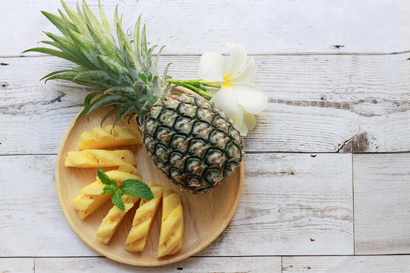 Dứa chứa enzyme tiêu hóa bromelain có thể ngăn ngừa chứng đau bụng và các vấn đề tiêu hóa khác phát sinh vào ban đêm giúp ngủ ngon hơn