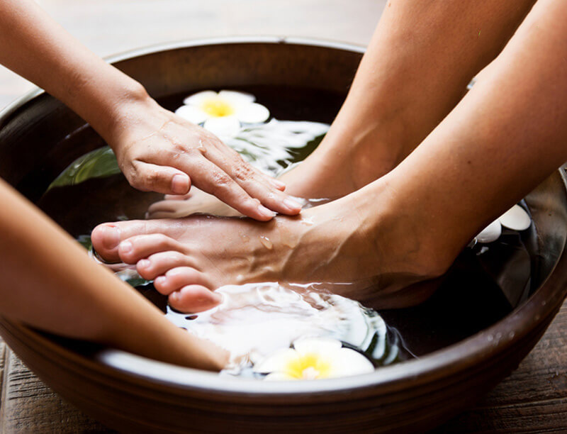 Ngâm chân với thảo dược là phương pháp hỗ trợ bạn có giấc ngủ ngon hơn