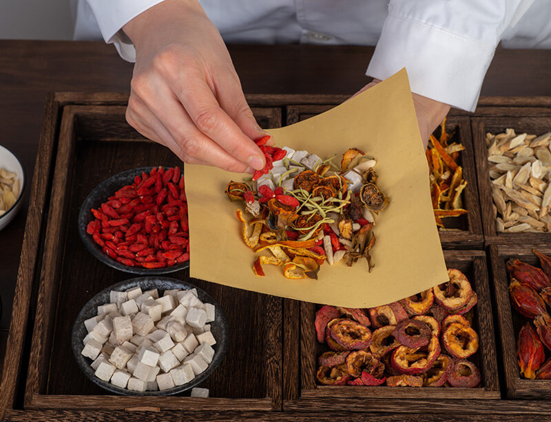 Khi sử dụng thuốc Đông y, người bệnh cần kiên trì thực hiện và tuân theo sự chỉ dẫn của các chuyên gia.