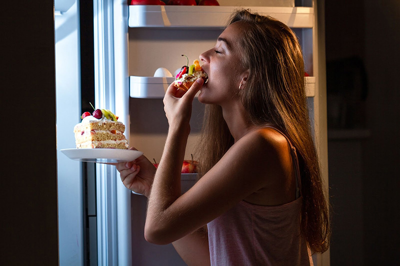 Ăn quá no vào buổi tối trước khi đi ngủ có thể ảnh hưởng đến giấc ngủ