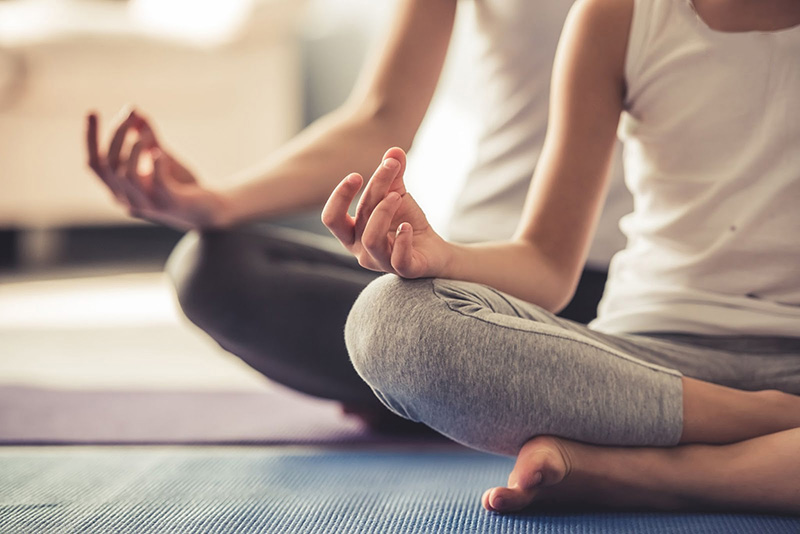 Yoga, thiền, hoặc tập thể dục nhẹ nhàng có thể giúp giảm căng thẳng, dễ đi vào giấc ngủ