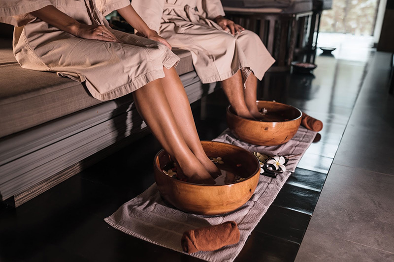 Nên ngâm chân trị mất ngủ bằng chậu gỗ để đảm bảo an toàn và đạt hiệu quả cao