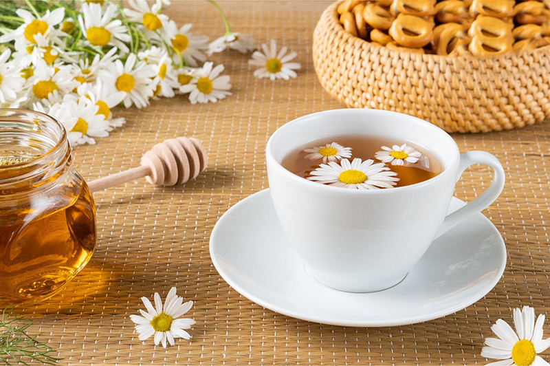 Trà hoa cúc là một loại trà an thần giúp cải thiện giấc ngủ hiệu quả