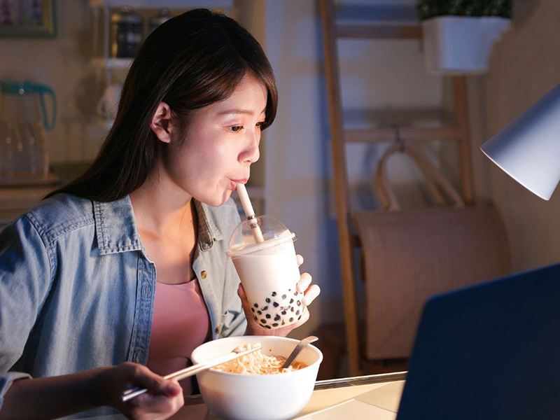 Mất ngủ khiến chúng ta thèm ăn hơn vào ban đêm