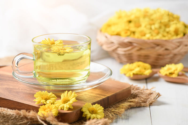 Uống trà hoa cúc cũng là cách giúp hỗ trợ cải thiện tình trạng đau đầu
