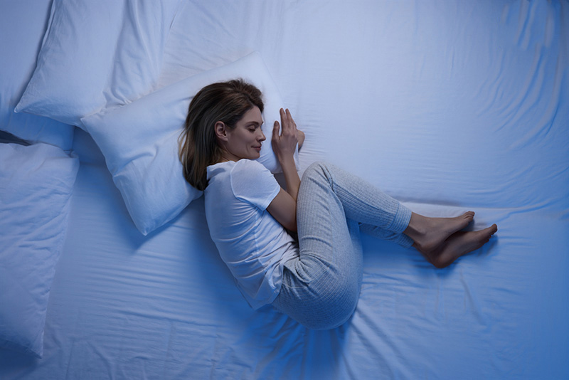 Tư thế bào thai ngủ nghiêng với đầu gối cong, có thể làm giảm áp lực lên tim.