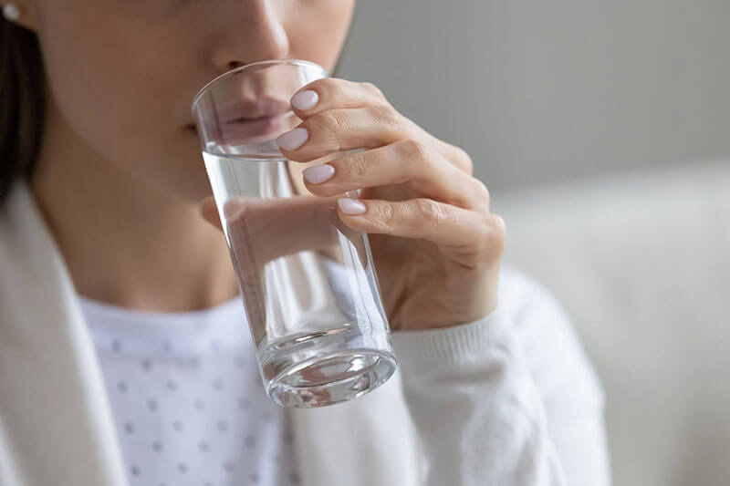 Uống nước ấm sau khi uống cafe giúp loại bỏ caffeine khỏi cơ thể nhanh hơn, hạn chế ảnh hưởng đến giấc ngủ