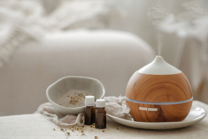 Xông tinh dầu thơm trước khi đi ngủ khoảng 15-30 phút để não bộ được thư giãn