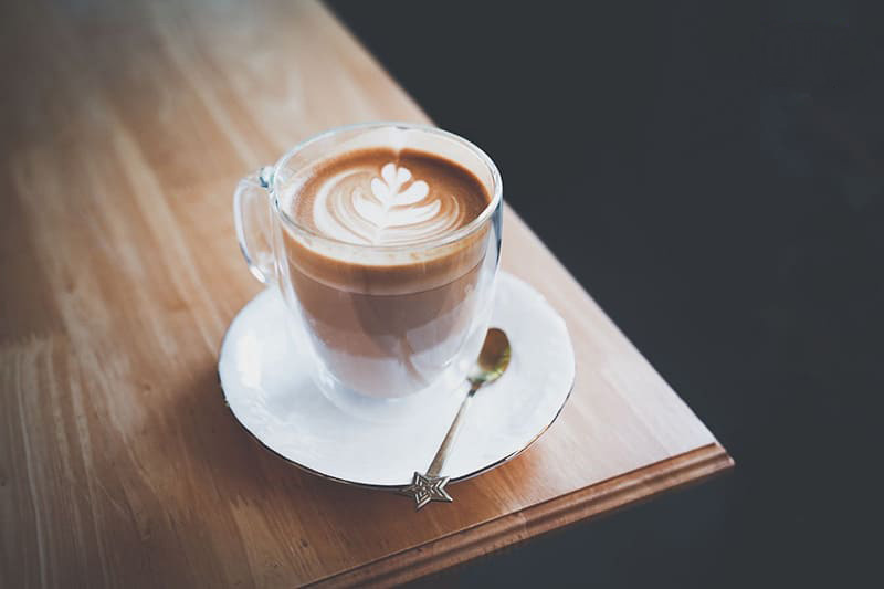 Chất caffeine trong những đồ uống này cản trở chu kỳ giấc ngủ tự nhiên.