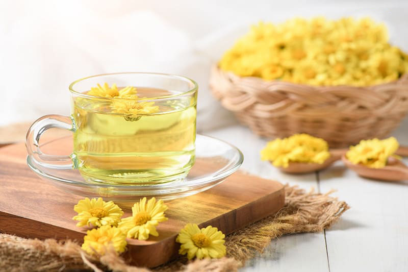 Trà hoa cúc có thể giúp giảm căng thẳng và lo lắng, giúp bạn dễ đi vào giấc ngủ và ngủ ngon suốt đêm.