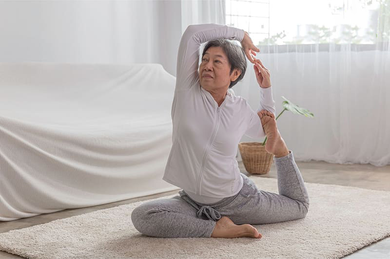 Tập yoga có thể giúp người cao tuổi thư giãn và tăng chất lượng giấc ngủ