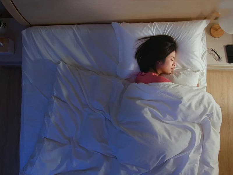Không gian phòng ngủ ấm cúng, tư thế ngủ thoải mái giúp bạn nhanh chóng có giấc ngủ ngon