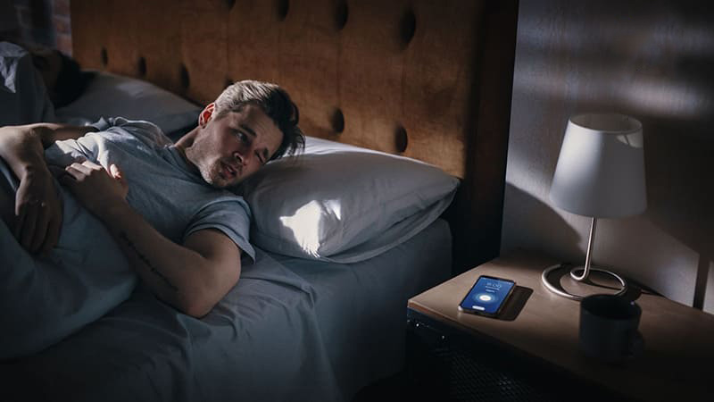 Âm thanh lớn phát ra từ điện thoại có thể khiến bạn thức dậy lúc nửa đêm