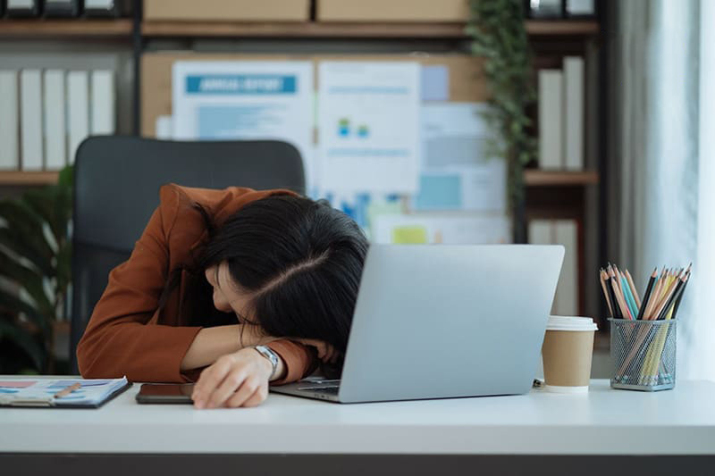 Ngủ gục xuống bàn là nguyên nhân gây ra tình trạng đau đầu mệt mỏi sau khi thức dậy