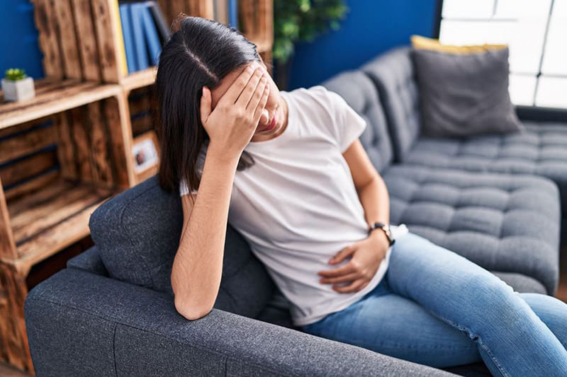 Sau chuyển phôi, chị em có thể đau bụng, đau lưng, uể oải…