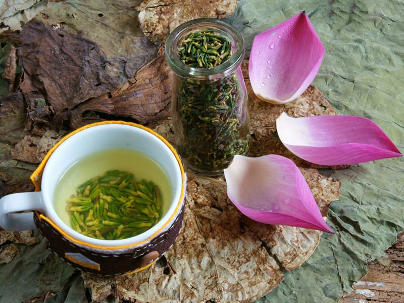 Bạn có thể uống một tách trà tim sen nóng trước khi ngủ