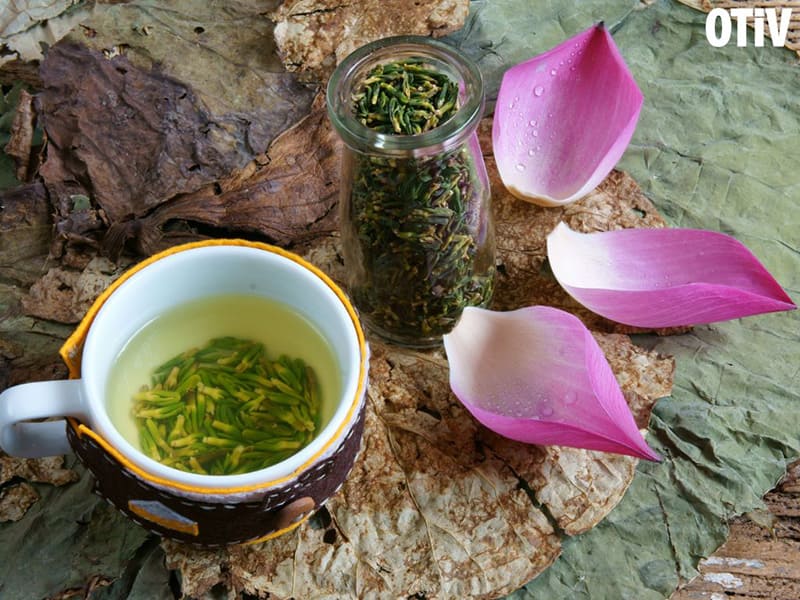 Uống trà sen nóng trước khi ngủ