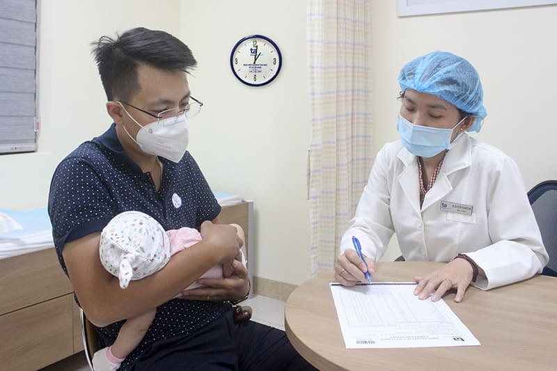 Bác sĩ bệnh viện tâm anh đang thăm khám cho bé