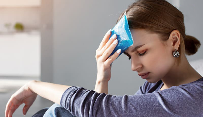 Chườm lạnh là một trong các cách chữa đau đầu buồn nôn tại nhà